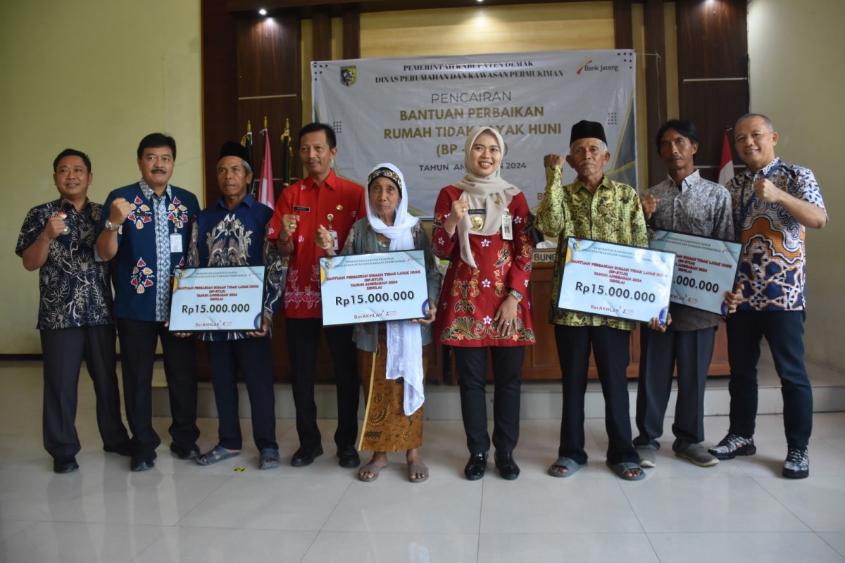 Bupati Demak dr Eistianah foto bersama para penerima BP RTLH di Desa Bungo Kecamatan Wedung. (Wahibpribadi)