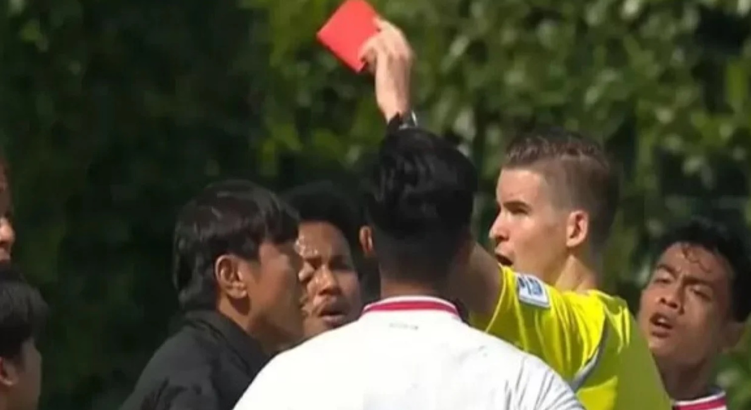 Wasit berikan kartu merah pada STY