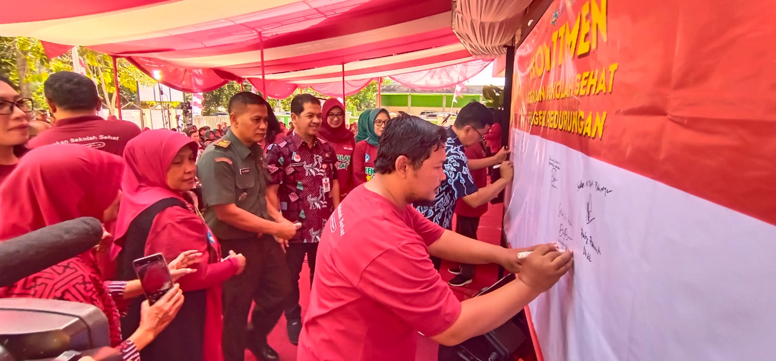Launching Gerakan Sekolah Sehat dilakukan di TK Negeri Pedurungan, Kota Semarang, Kamis (11/7). Peluncuran program tersebut dilakukan Kepala Dinas Pendidikan Bambang Pramusinto mewakili Wali Kota.