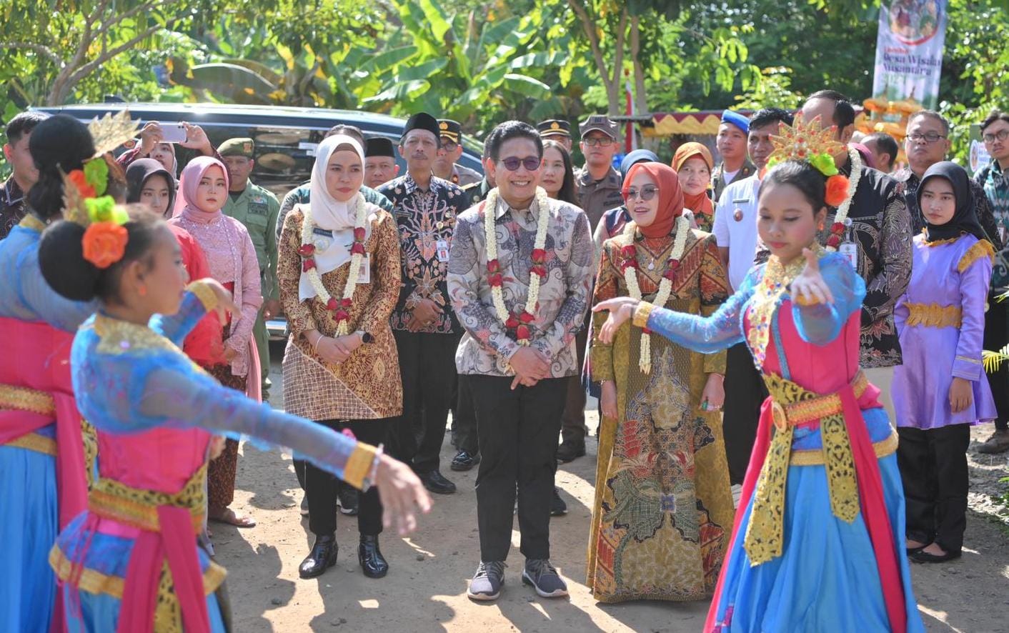 Menteri Desa, Abdul Halim Iskandar didampingi istri bersama Bupati Demak dr Eistianah disambut tarian saat acara launching lomba desa wisata di Desa Boyolali, Kecamatan Gajah, Kabupaten Demak.