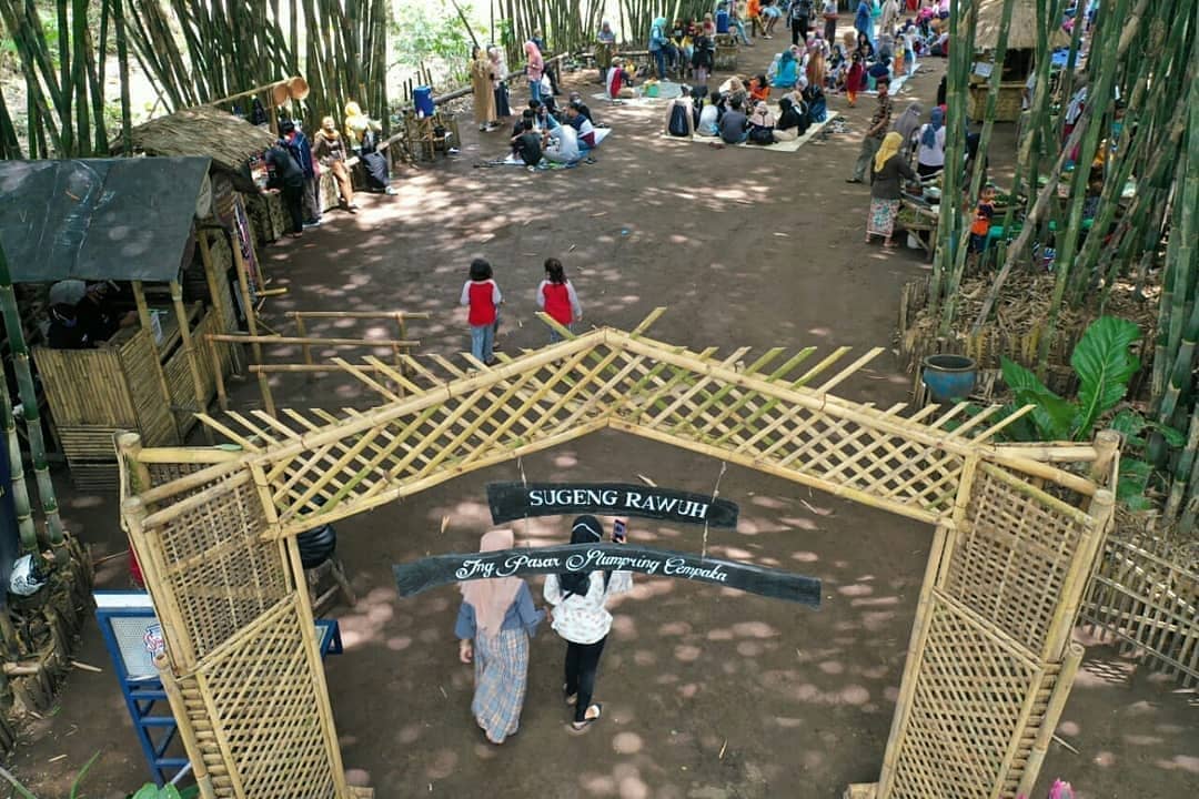 Suasana Pasar Slumpring