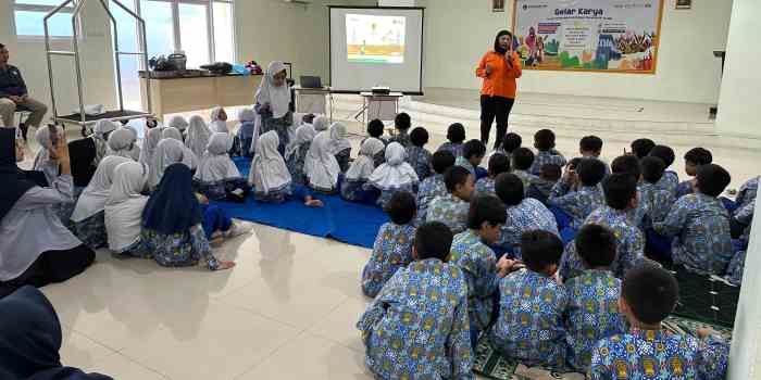 EDUKASI ANAK-ANAK : PLN UIT JBT melalui UPT Purwokerto melakukan edukasi terkait bahaya listrik di SD UMP.