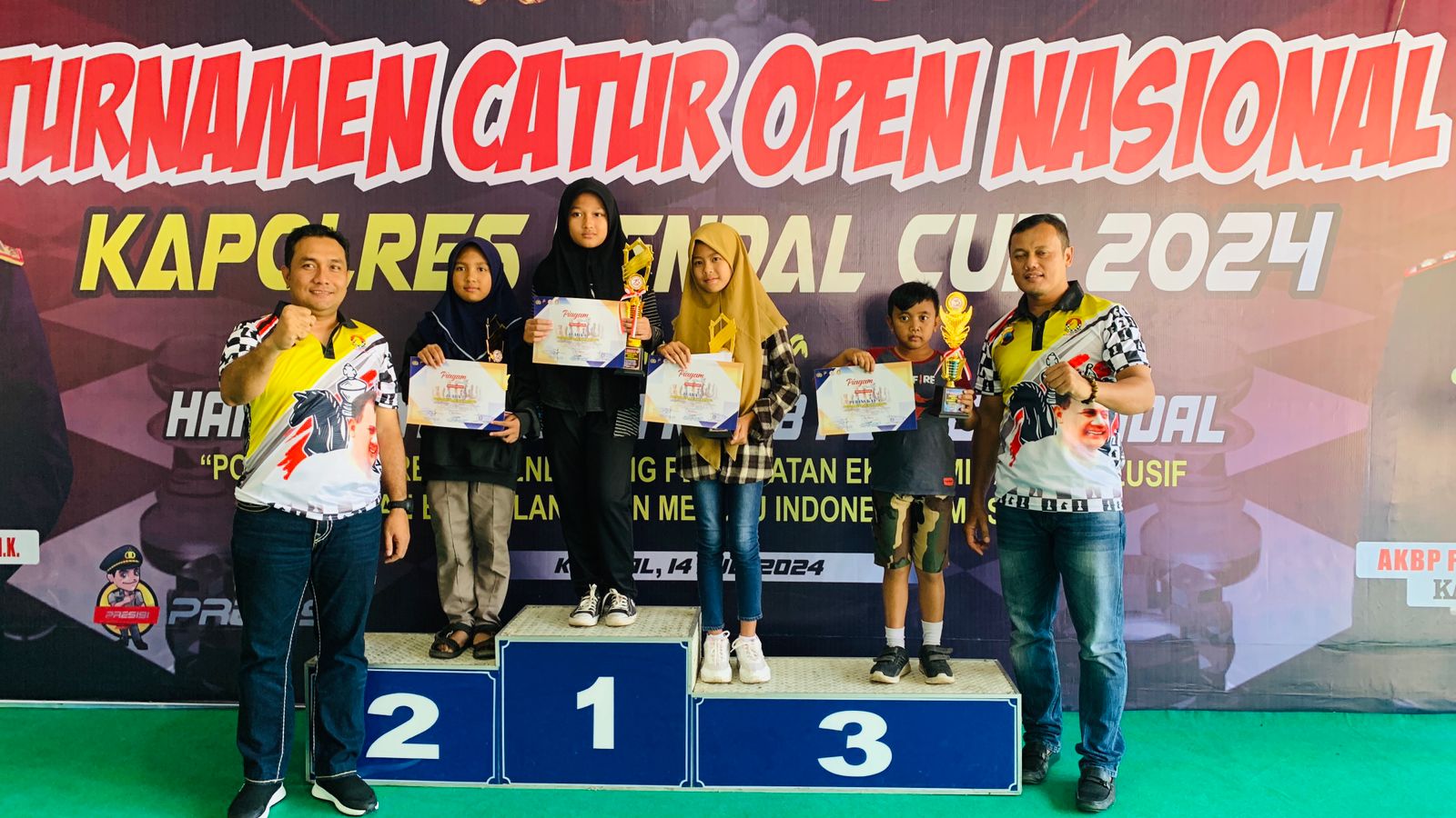 Khaira Azzahra, pecatur cilik asal Kaliwungu saat menerima piagam dan Trofi dari Kapolres Kendal, AKBP Feria Kurniawan. BUDI SETIYAWAN/JAWA POS RADAR SEMARANG