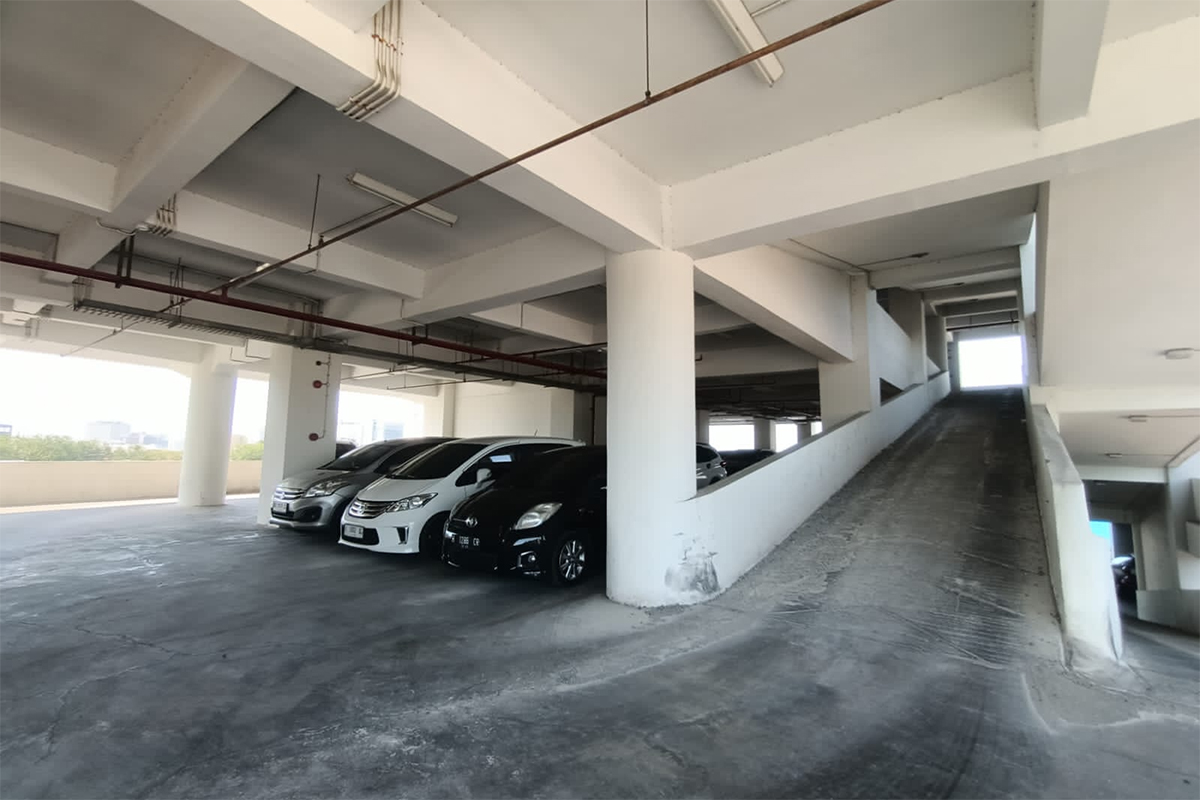 Mobil yang keluar dari parkiran Gedung Pandanaran harus melewati jalan keluar yang sempit sehingga tembok dan tiang menjadi bleret. FIGUR RONGGO WASSALIM/JAWA POS RADAR SEMARANG&nbsp;