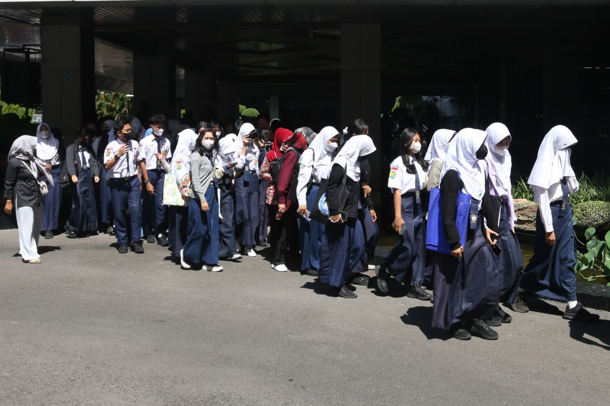 Perwakilan orang tua siswa SMP N 1 Semarang, mengecam Dinas Pendidikan dan Kebudayaan (Disdikbud) Jateng. (Nurchamim/Jawa Pos Radar Semarang)