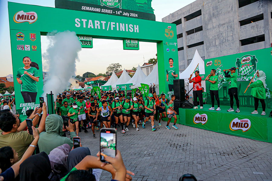 Dari kiri: Drs. Fravarta Sadman, Alaa Shaaban, Sekda Jawa Tengah Sumarno, SE, MM, dan Sufintri Rahayu melepas para pelari kategori 5K Road to MILO ACTIV Indonesia Race 2024 Semarang Series di Plaza Ga