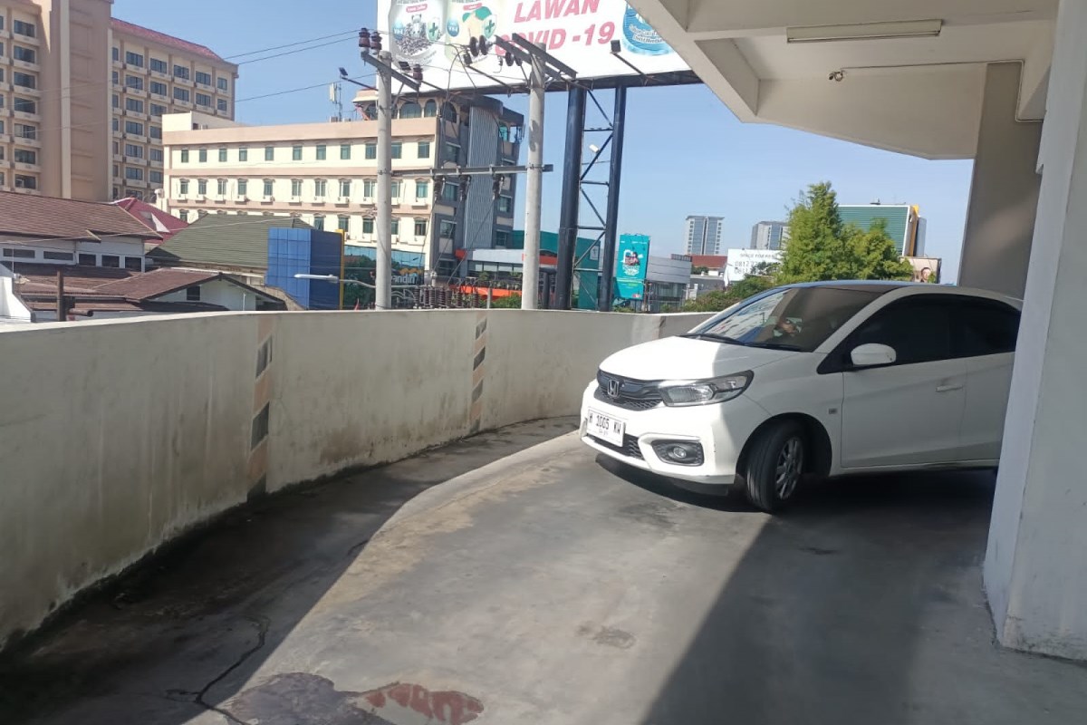 Mobil yang keluar dari parkiran Gedung Pandanaran harus melewati jalan keluar yang sempit sehingga tembok dan tiang menjadi bleret. FIGUR RONGGO WASSALIM/JAWA POS RADAR SEMARANG&nbsp;
