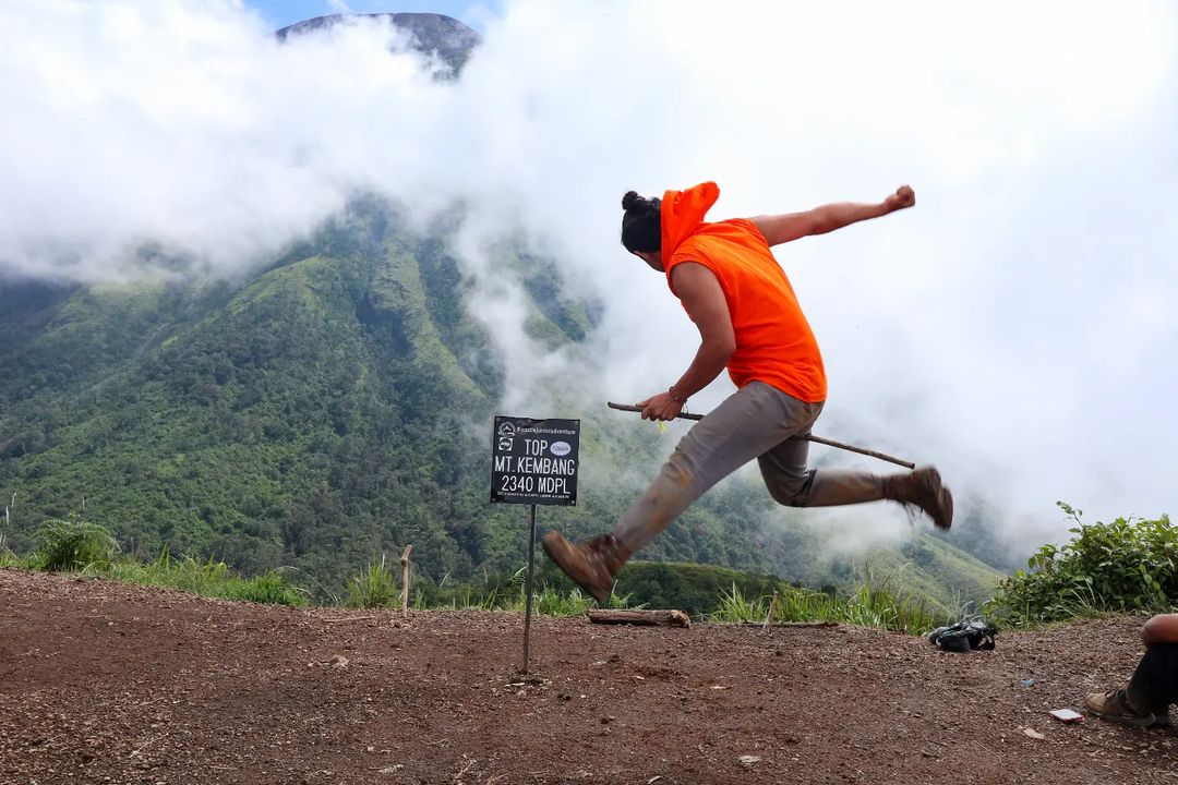 Salah satu pendaki berfoto di area puncak Gunung Kembang