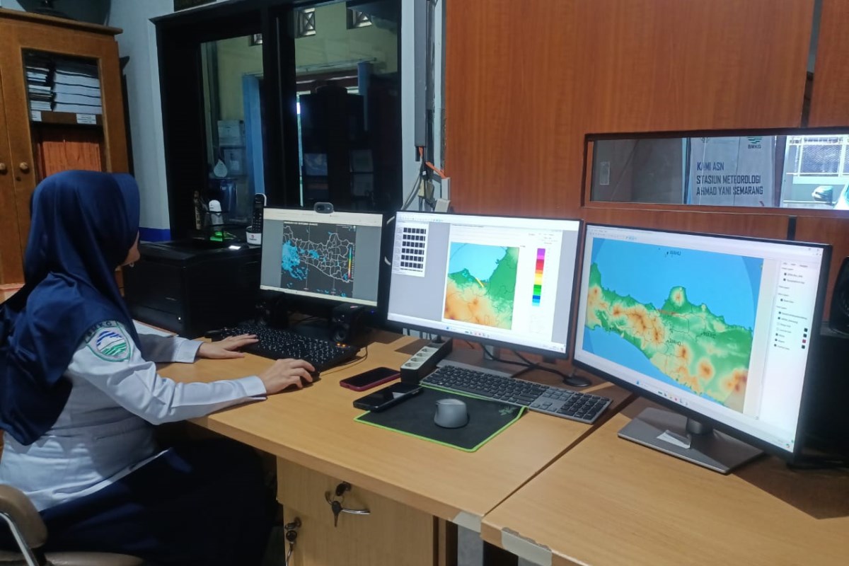 Forecaster On Duty Stamer Ahmad Yani, Risca Maulida saat memantau prakiraan cuaca di BMKG Stasiun Meteorologi Ahmad Yani Semarang, Senin (15/7) siang. FIGUR RONGGO WASSALIM/JAWA POS RADAR SEMARANG