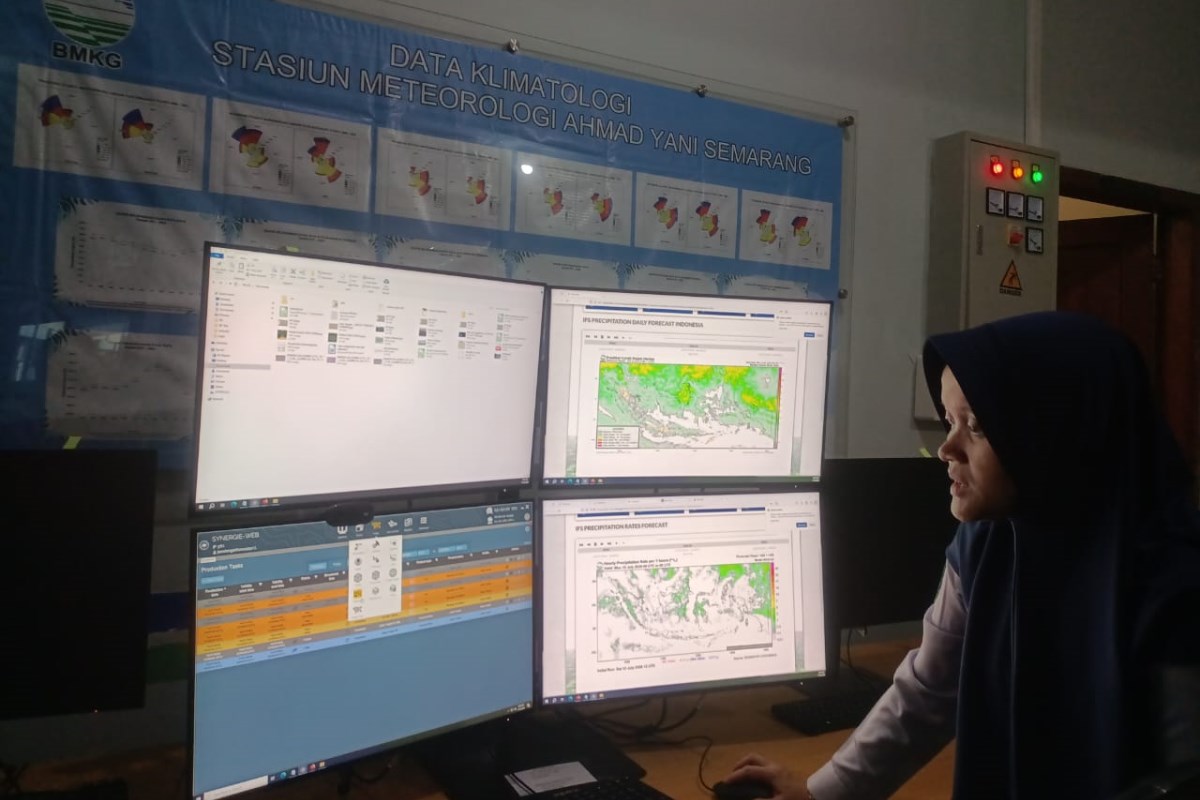 Forecaster On Duty Stamer Ahmad Yani, Risca Maulida saat memantau prakiraan cuaca di BMKG Stasiun Meteorologi Ahmad Yani Semarang, Senin (15/7) siang. FIGUR RONGGO WASSALIM/JAWA POS RADAR SEMARANG