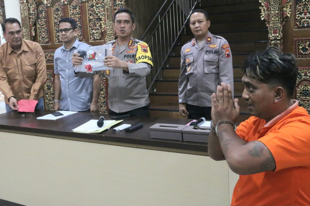 Imam Prasetyo, 35, warga Jalan Jodipati Kelurahan Krobokan, Semarang Barat digelandang ke Polrestabes Semarang. (Nurchamim/Jawa Pos Radar Semarang)