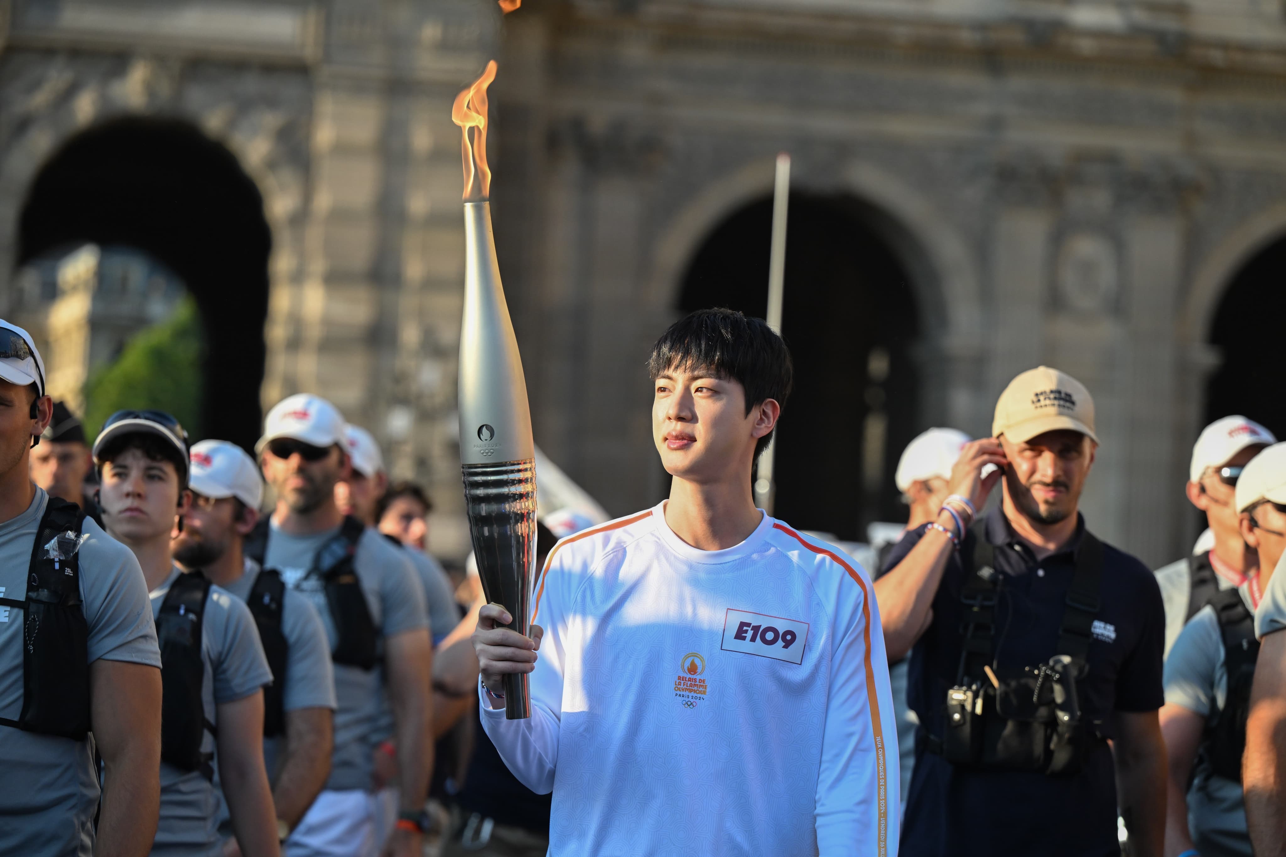 Jin BTS jadi pembawa obor Olimpiade Paris 2024