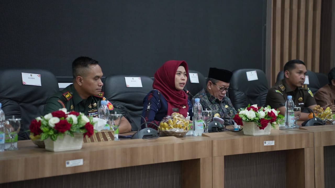 Bupati Demak dr Eistianah memimpin rakor kewaspadaan dini pilkada Demak 2024 di ruang Bina Praja. (Wahibpribadi)