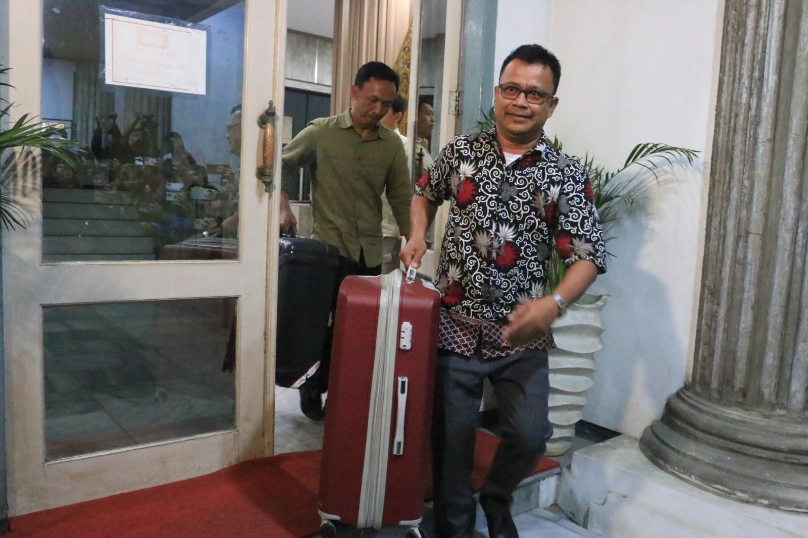 Petugas KPK membawa dua koper besar setelah sekitar 9 jam memeriksa Balaikota Semarang Rabu (17/7) siang. NURCHAMIM/JAWA POS RADAR SEMARANG