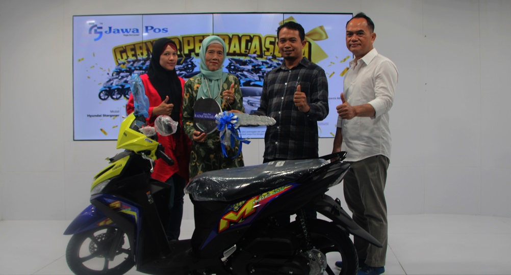 PELANGGAN SETIA : Laksmi Purnamawati Yuslim Syarif (kedua dari kiri) menerima hadiah motor Yamaha Mio di Studio Jawa Pos TV Jawa Tengah Selasa (16/7).