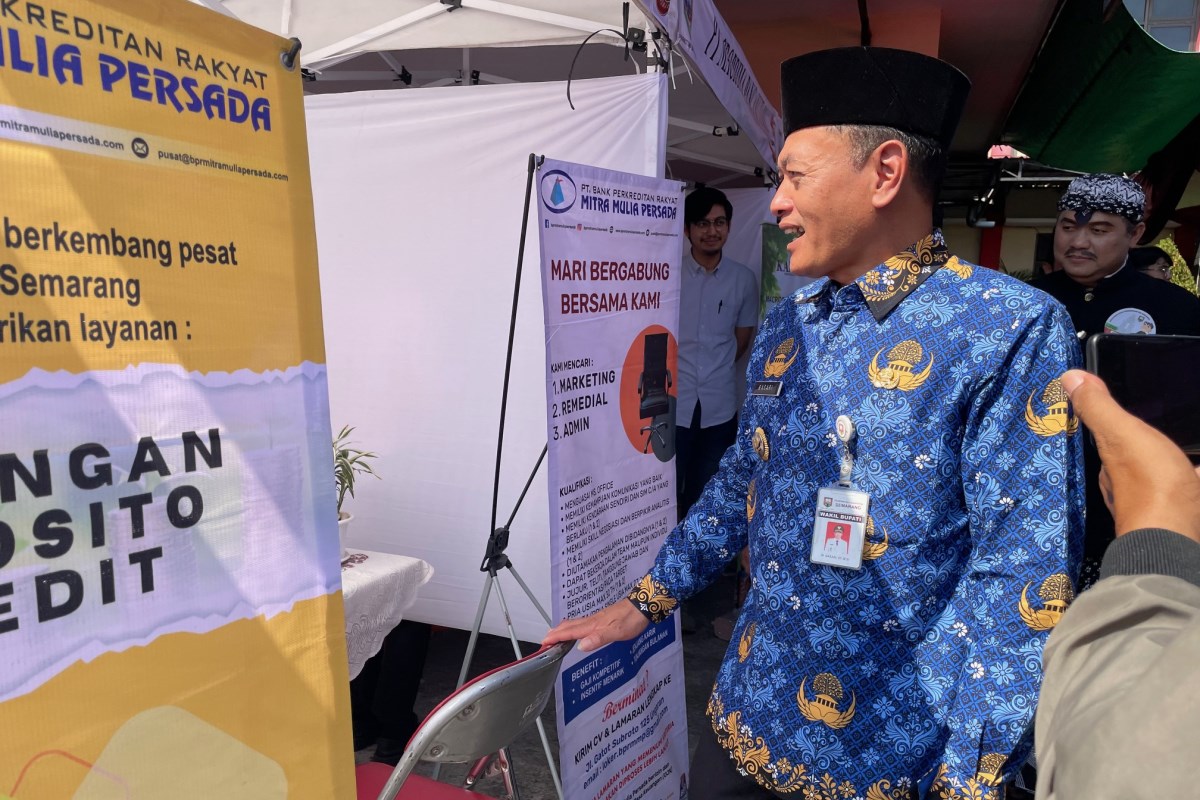 Wakil Bupati Semarang Basari saat kunjungi stand lowongan pekerjaan Job Fair di Kantor Dinas Tenaga Kerja Kabupaten Semarang. Maria Novena/Jawa Pos Radar Semarang
