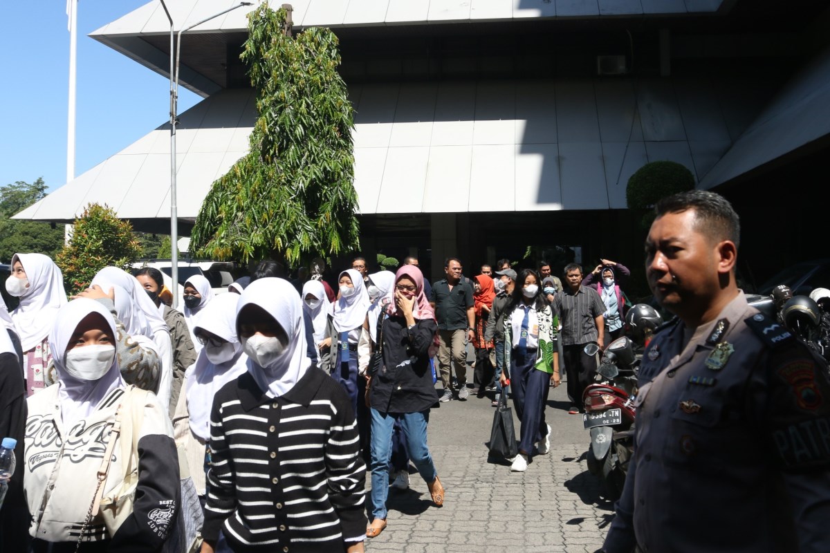 Perwakilan orang tua siswa SMP N 1 Semarang, mengecam Dinas Pendidikan dan Kebudayaan (Disdikbud) Jateng. (Nurchamim/Jawa Pos Radar Semarang)
