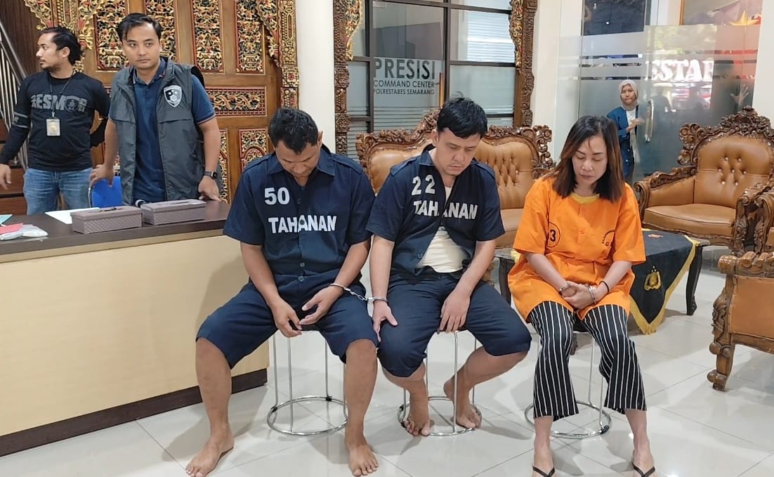 Tiga orang komplotan gendam diringkus anggota Satreskrim Polrestabes Semarang. Mereka merupakan kelompok Jawa Barat. (M Hariyanto/Jawa Pos Radar Semarang)