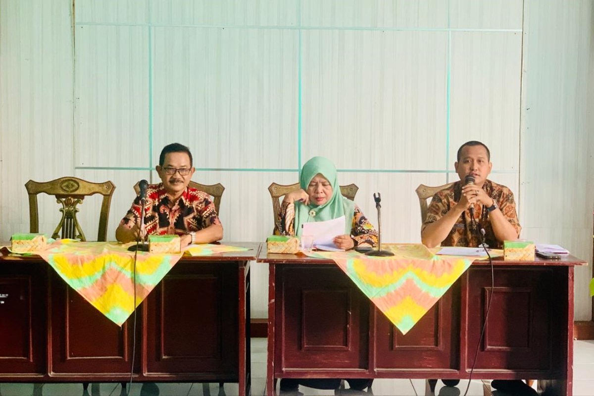 Ketua DK2 Kendal, Kiswanto saat rapat dengan Bidang Kebudayaan Disdikbud Kendal, beberapa waktu lalu. BUDI SETIYAWAN/JAWA POS RADAR SEMARANG