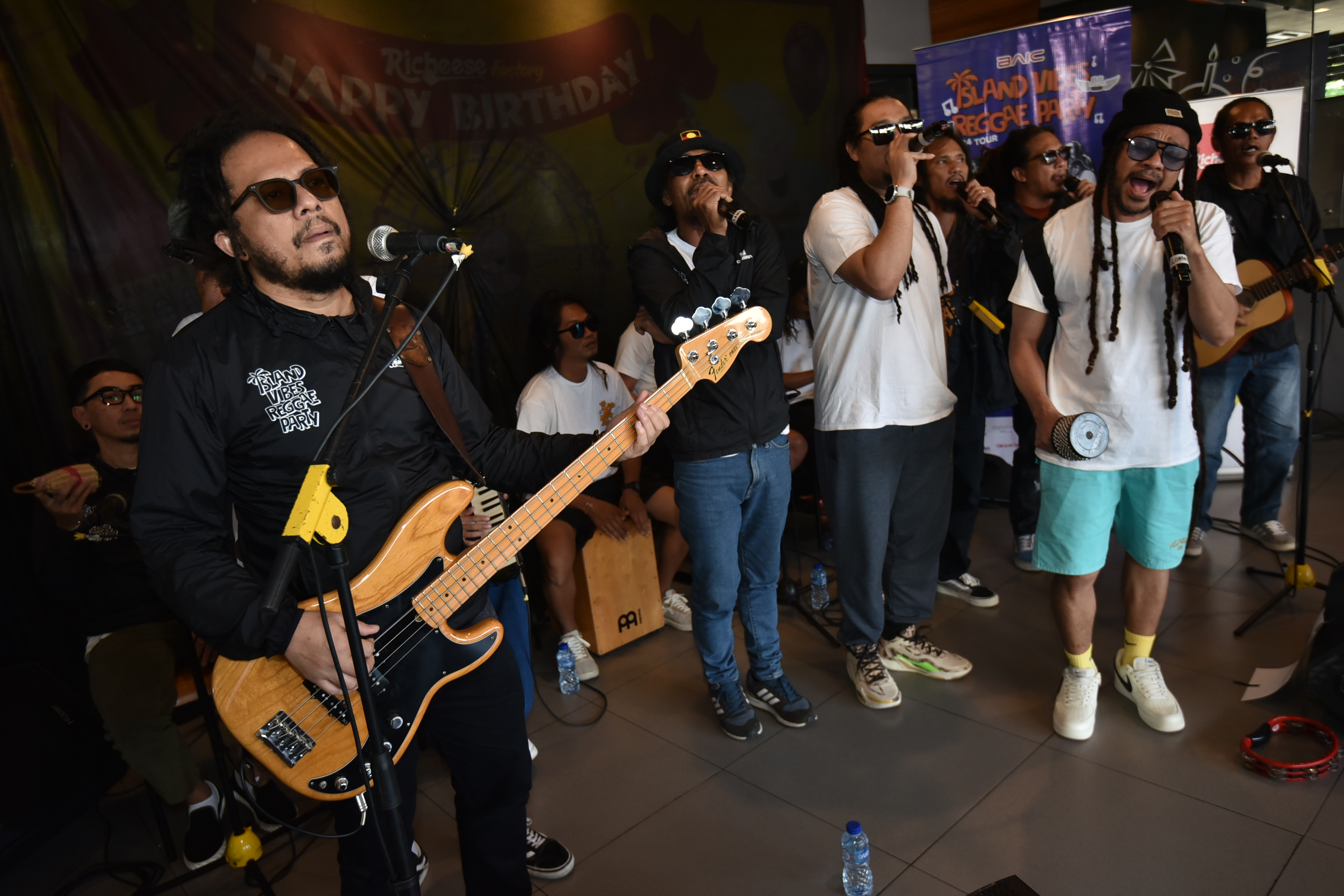 Para musisi reggae yang tergabung dalam album Island Vibes