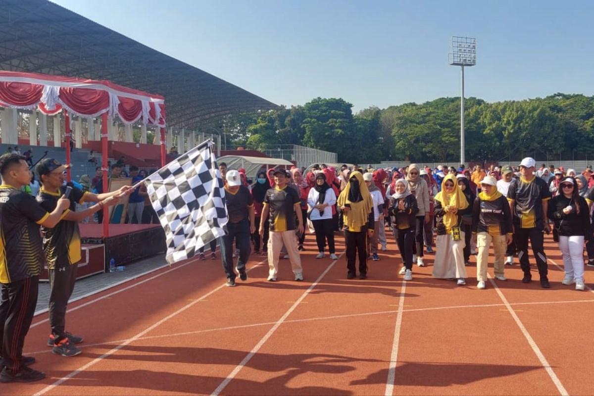 Sekda Akhmad Sugiharto didampingi Kepala Dinas Kesehatan Demak dr H Ali Maimun, MKes dan Kepala BPJS Kesehatan Cabang Semarang Semarang, Fitria Nurlaila Pulukadang melepas peserta senam kebugaran.