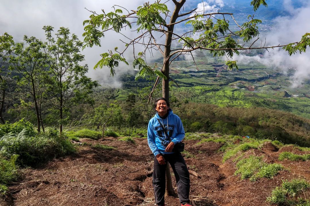 Tanjakan Mesra di Gunung Kembang