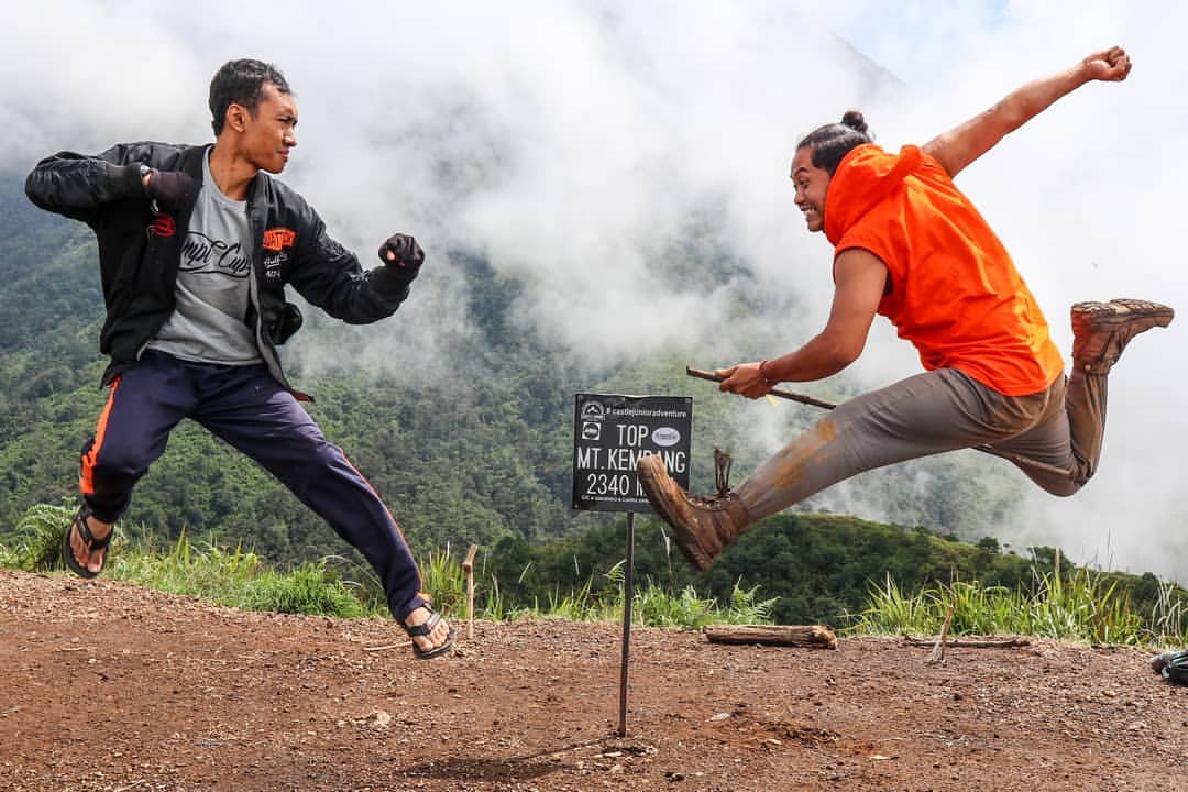 Spot foto favorit para pendaki di Puncak Gunung Kembang
