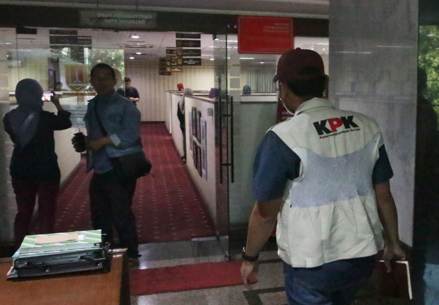 MASIH BERLANJUT : Petugas KPK saat menggeledah kantor di Gedung Pandanaran, Kota Semarang Jumat (19/7).