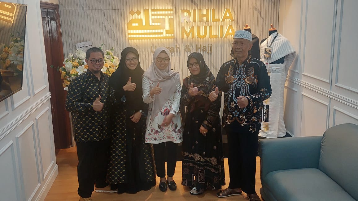 Bupati Demak dr Eistianah bersama Direktur PT Battuta Rihla Mulia H Arif Subchi Widodo, Komisaris dr Muji Mulyati, SpGK serta Founder Garuda Group Sugianto di kantor biro umrah yang diresmikan.