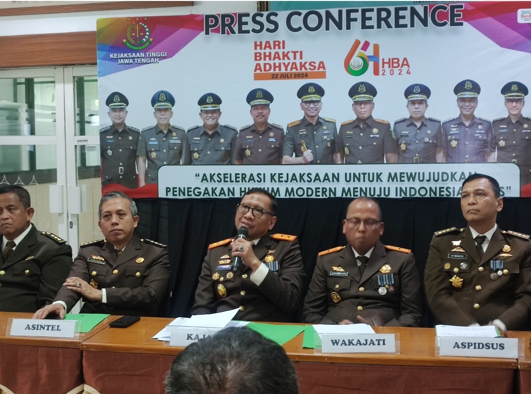 Kepala Kejati Jateng Ponco Hartanto bersama jajarannya saat konferensi pers Hari Bhakti Adhyaksa, Senin (22/7/2024).