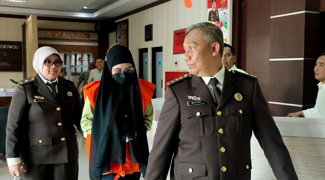 Tersangka DP digelandang ke Lapas Perempuan Kelas IIA Semarang oleh penyidik Kejati Jateng, Senin (22/7/2024).