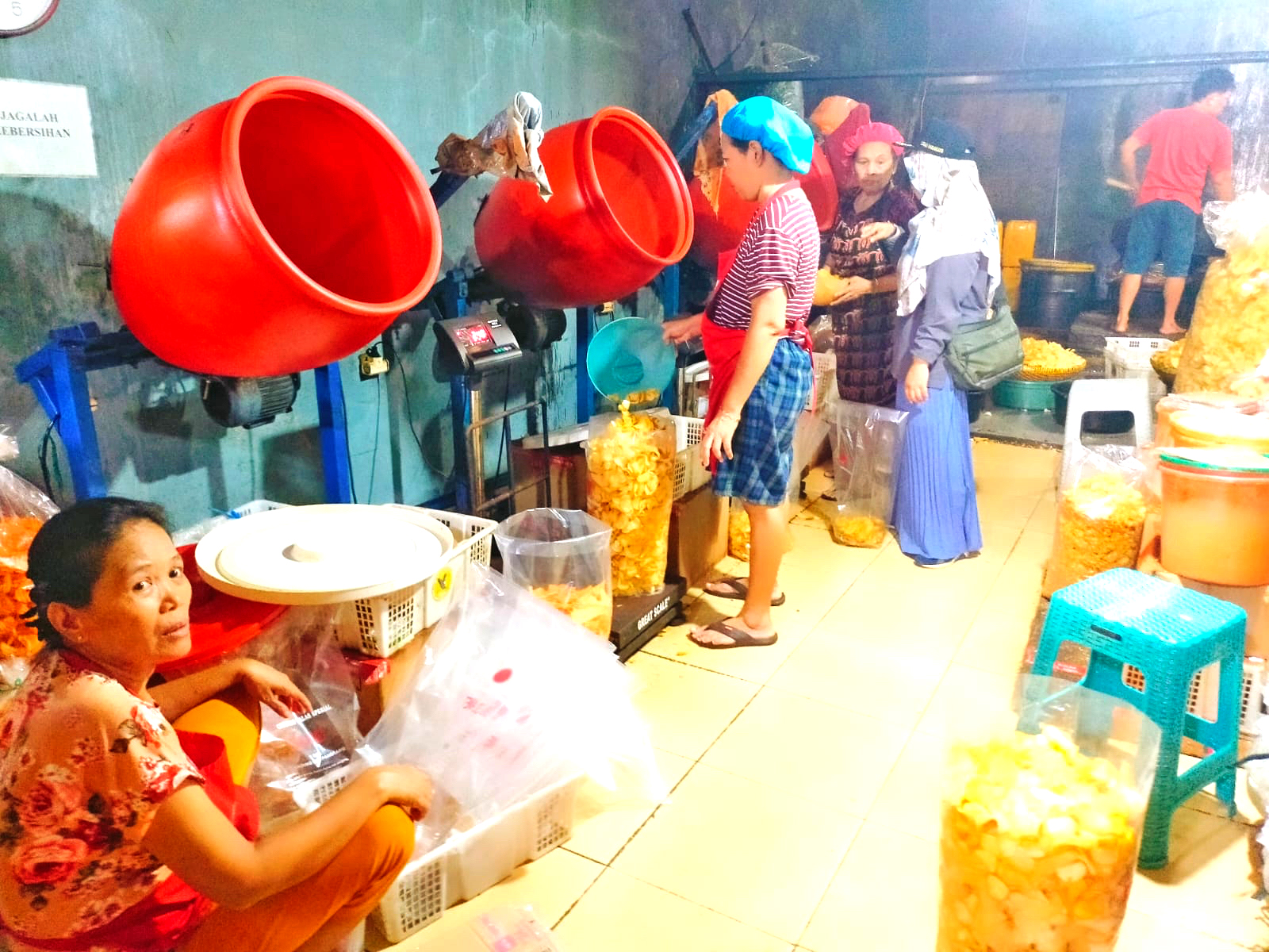 GERAKKAN EKONOMI : Sejumlah warga RW 06 Kelurahan Karangayu bekerja di UMKM keripik singkong.