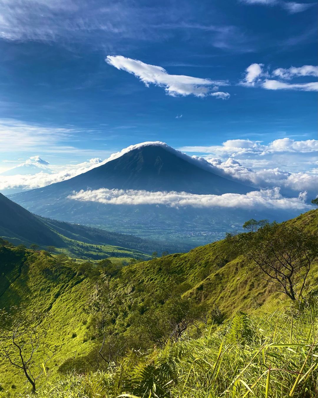 View Gunung Sumbing dari puncak Gunung Kembang