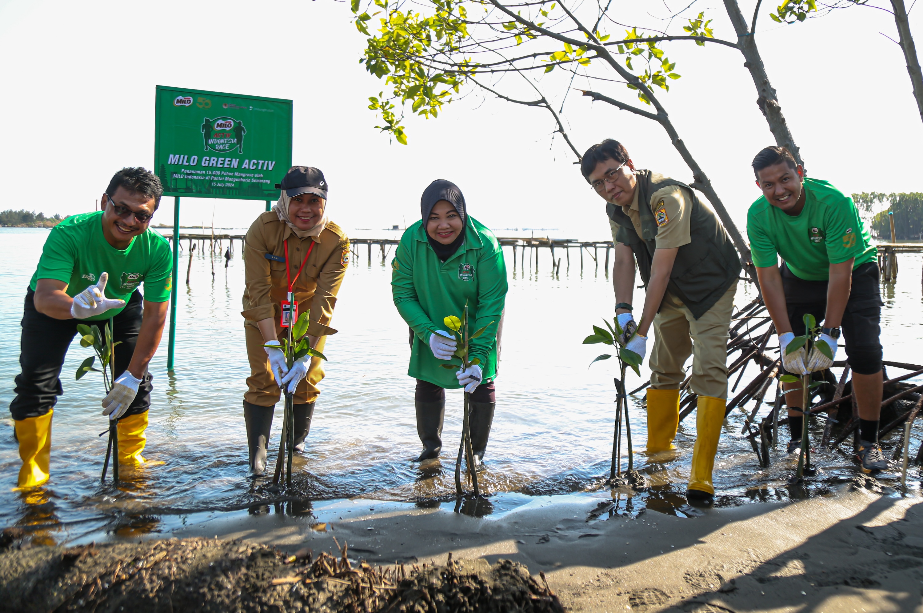 Drs. Hartana Subekti M.Si,  Pujiharini S.Hut, Mp, Sufintri Rahayu, Widi Hartanto S.T., M.T dan Yozart Zulmi secara simbolis melakukan penanaman mangrove di Pantai Mangunharjo, Kota Semarang.