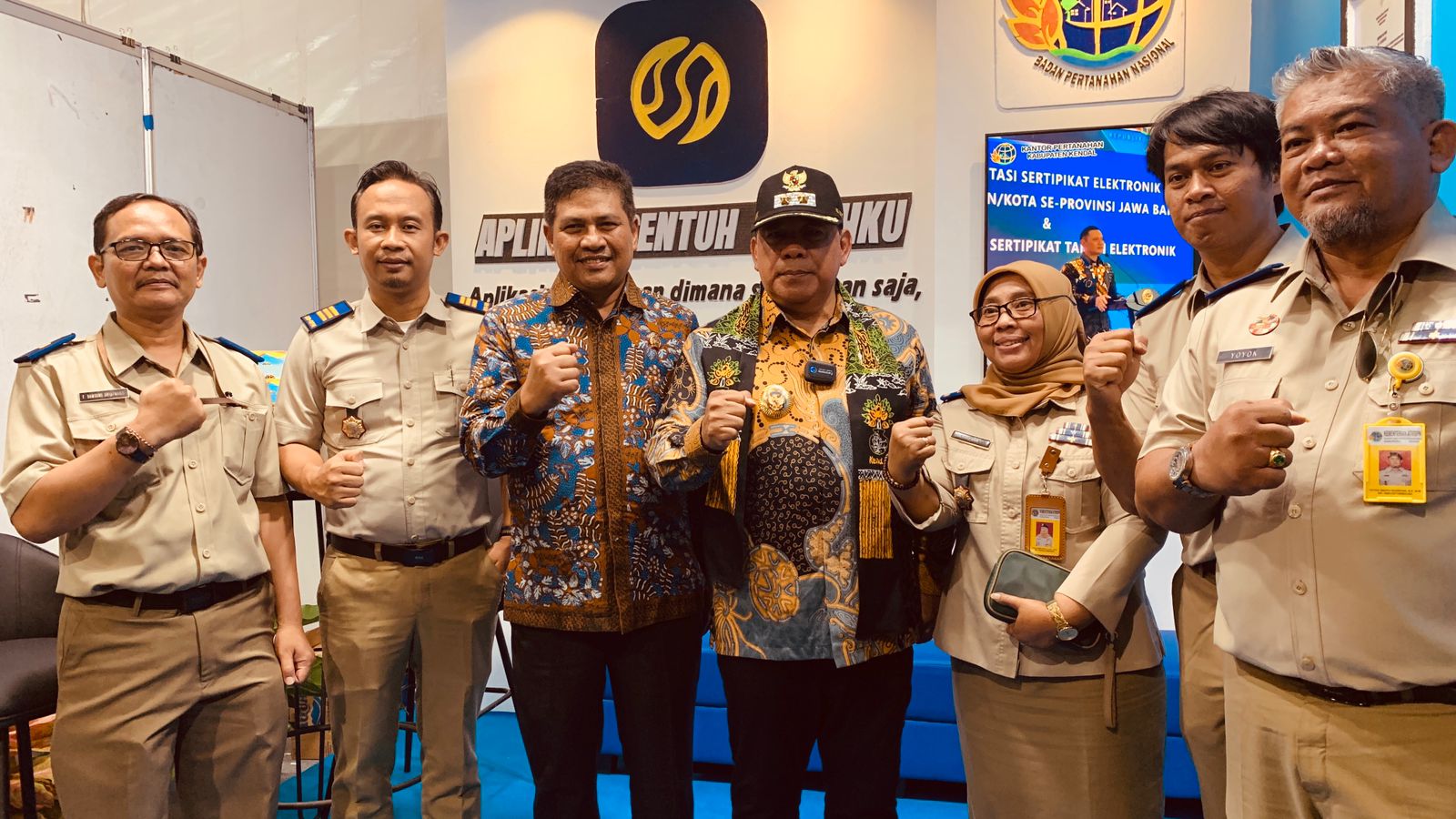 SOSIALISASI: Kepala Kantor ATR/BPN Kendal berfoto bersama dengan Wakil Bupati Kendal di stand PRK Stadion Utama Kendal, kemarin.