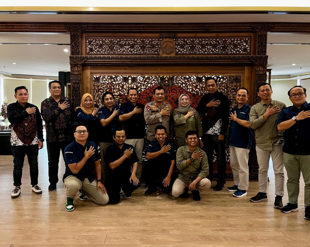 SILATURAHMI : Kapolda Jateng Irjen Pol Ahmad Luthfi bersama jajaran pimpinan Radar Semarang, Radar Kudus, Radar Solo dan Radar Jogja di Mapolda Jateng. (Rizal Kurniawan/Jawa Pos Radar Semarang)
