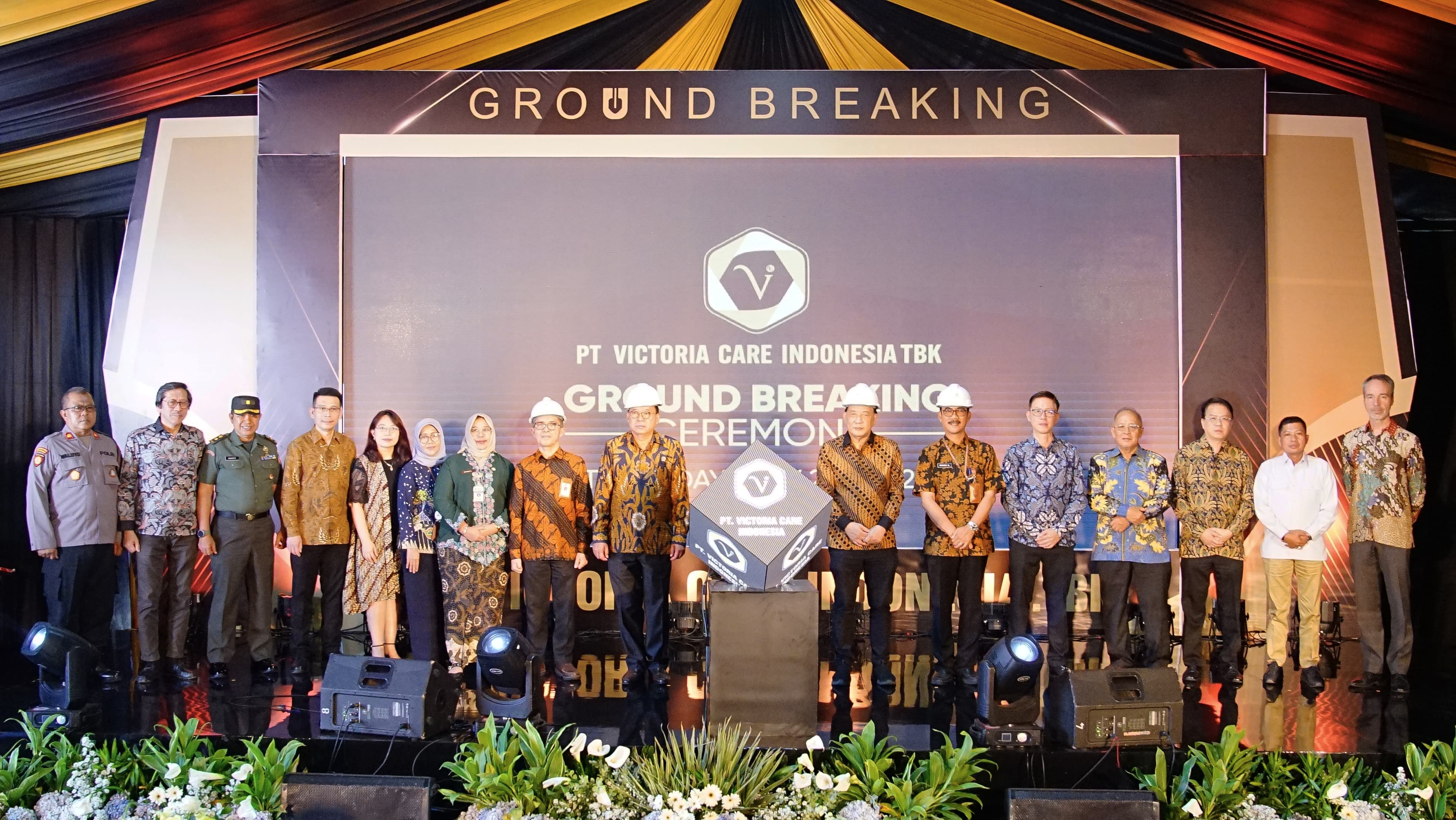 Para jajaran direksi PT Victoria Care Indonesia Tbk berfoto dengan tamu undangan di ground breaking pabrik kedua di Kawasan Industri Candi, Ngaliyan, Semarang. NURFAIK NABHAN/ Jawa Pos Radar Semarang