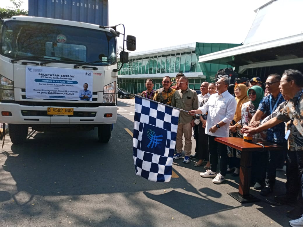SALATIGA, Radar Semarang- Menteri Perdagangan RI Zulkifli Hasan melepas ekspor produk alas kaki brand Nike buatan PT Selalu Cinta Indonesia (SCI) Kota Salatiga.