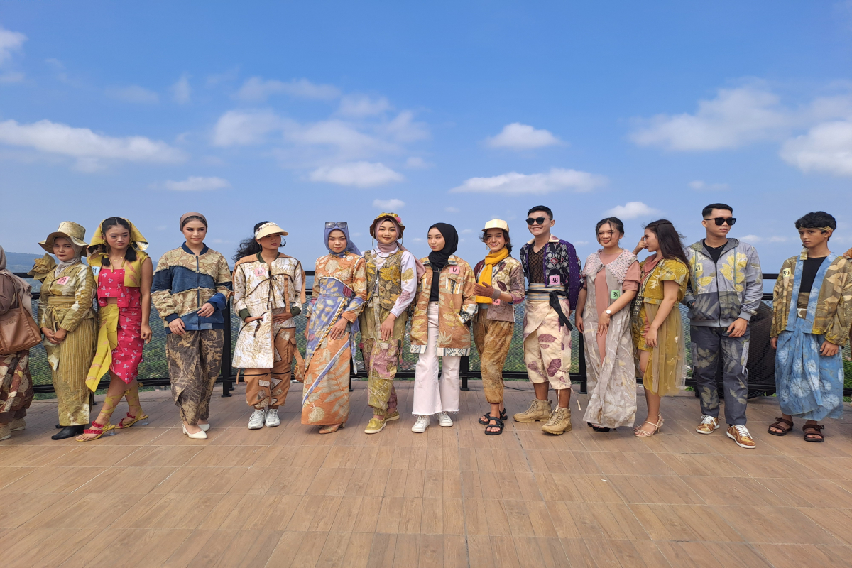 Berbagai model busana kasual dari kain ecoprint dipamerkan dalam ajang Ketep Pass Fashion Show 2024 bertema ecoprint fusion harmony in sustainable fashion, Kamis (25/7/2024). ROFIK SYARIF GP