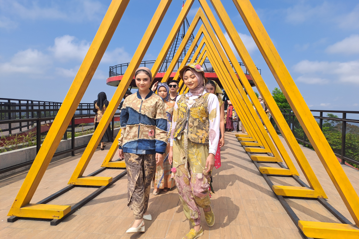 Kain ecoprint yang ramah lingkungan dikenalkan ke masyarakat luas melalui ajang peragaan busana di Ketep Pass Kabupaten Magelang, Kamis (25/7/2024). ROFIK SYARIF GP/JAWA POS RADAR SEMARANG