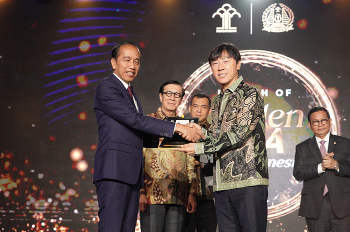 Presiden Jokowi saat memberikan penghargaan Golden Visa kepada STY, di Jakarta pada Kamis (25/7) malam.