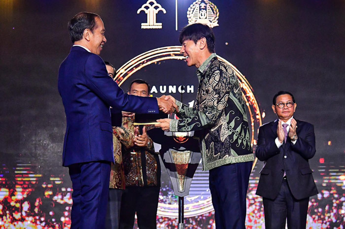 Momen Shin Tae-yong saat menerima Golden Visa langsung dari Presiden Jokowi pada Kamis (25/7) malam di Jakarta.