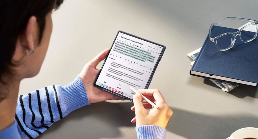 Ragam fitur AI pada Galaxy Z Fold6 yang semakin canggih memudahkan produktivitas penggunanya.