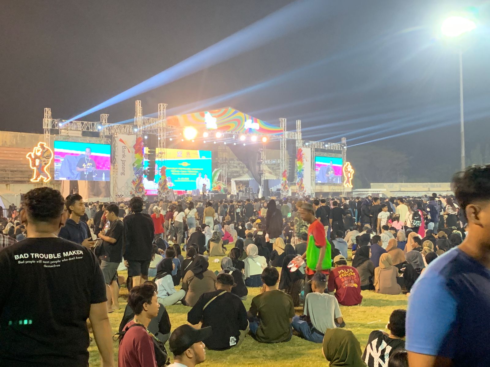 Suasana konser musik event Pekan Raya Kendal di Stadion Utama Kenondalem, Jumat (26/7). DEVI KHOFIFATUR RIZQI/ JAWA POS RADAR SEMARANG