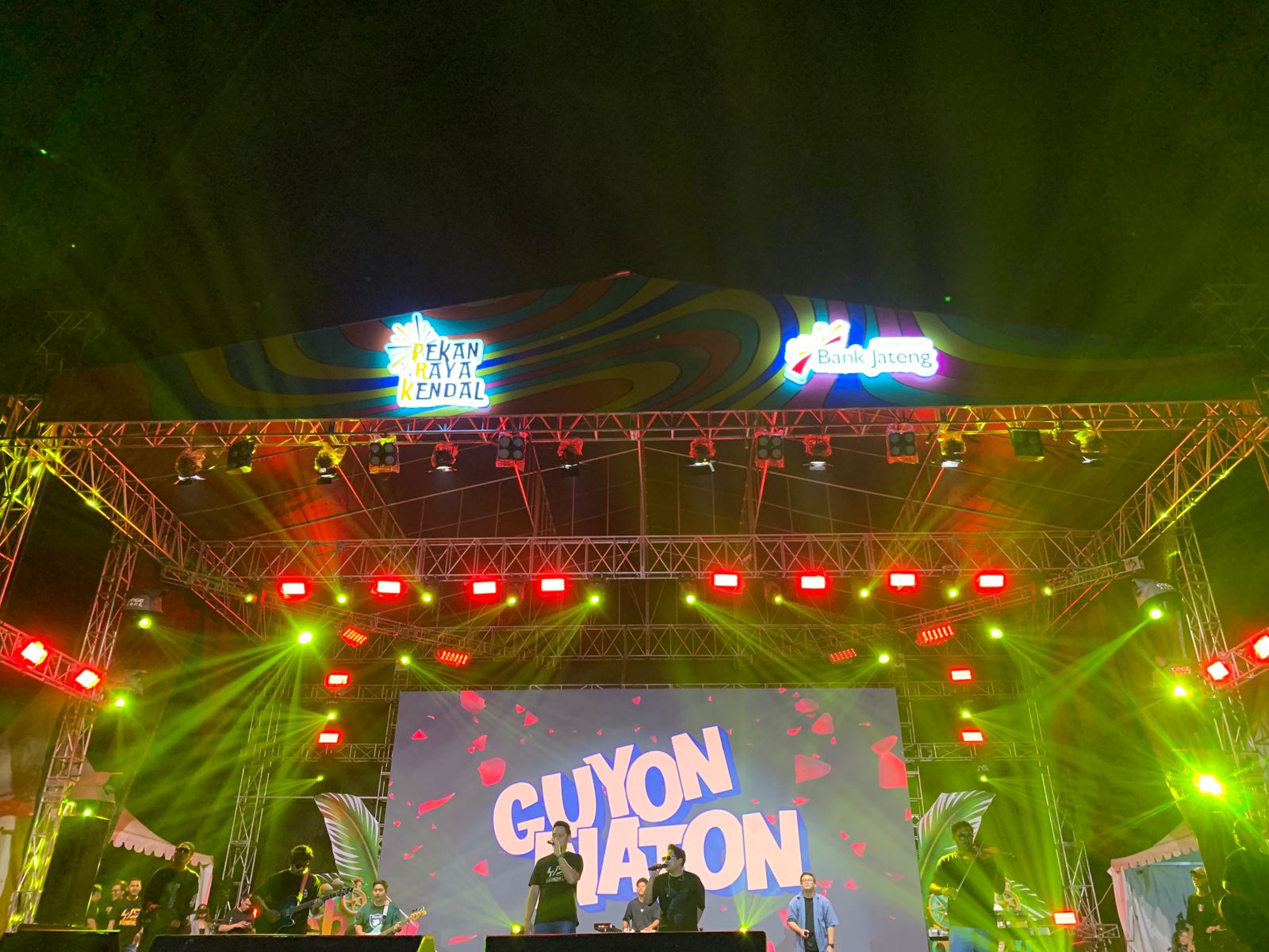 Penampilan memukan Guyon Waton bersama Bupati Kendal Dico M. Ganinduto di Stadion Utama Kebondalem, Jumat (26/7) malam. DEVI KHOFIFATUR RIZQI/ JAWA POS RADAR SEMARANG