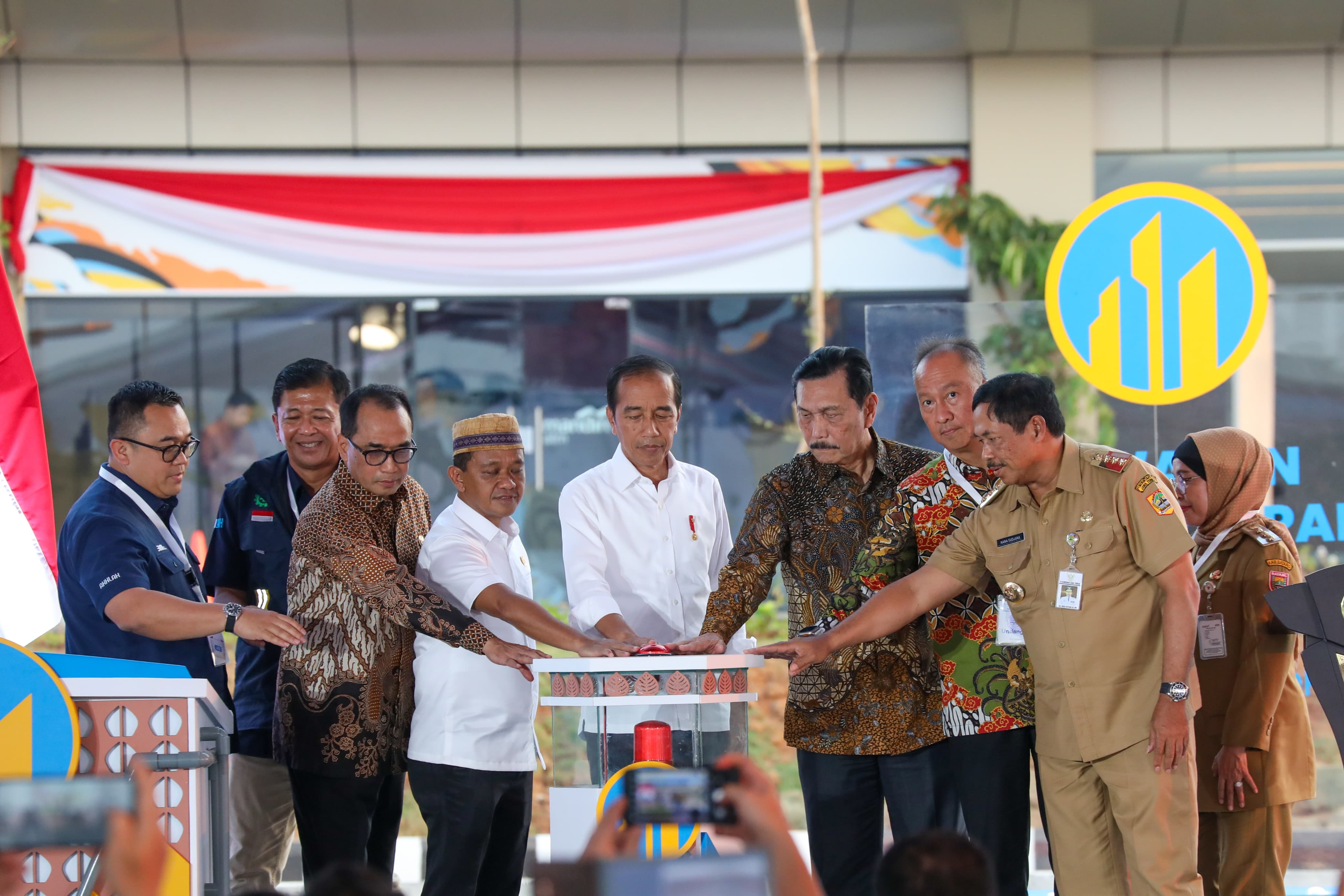 Pj Gubernur Jawa Tengah, Nana Sudjana mendampingi Presiden Joko Widodo (Jokowi) meresmikan Kawasan Industri Terpadu Batang (KITB) pada Jumat, 26 Juli 2024.