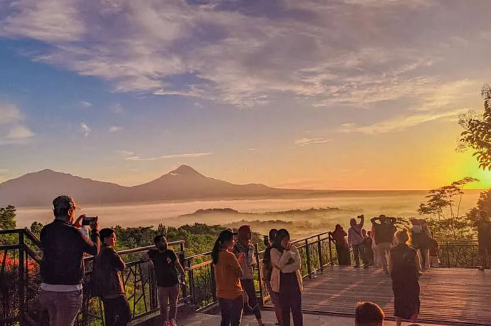 Melihat keindahan alam di bukit Punthuk Setumbu Magelang.