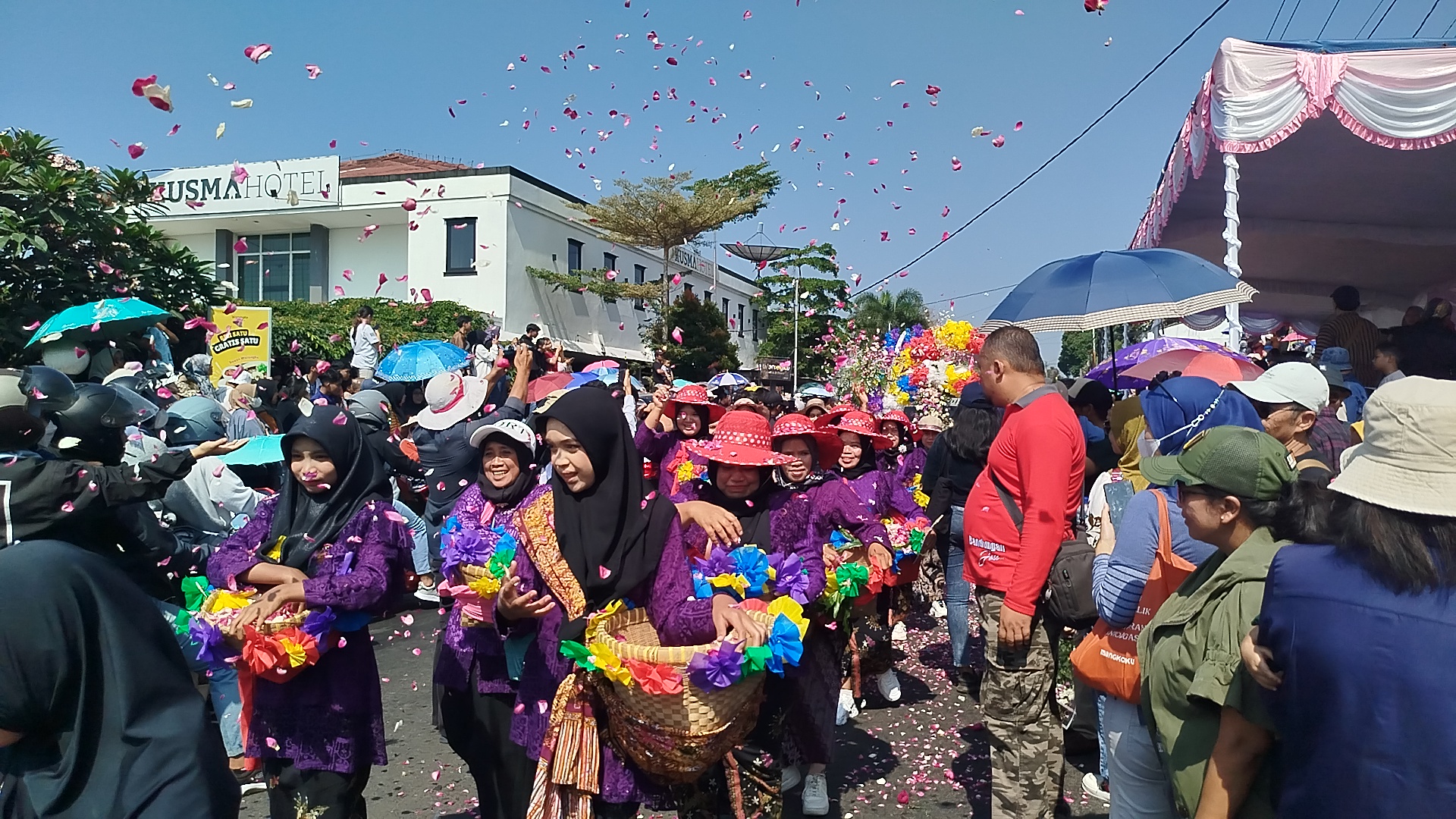 Peserta Festival Bunga Bandungan Jilid 3 saat di depan panggung kehormatan