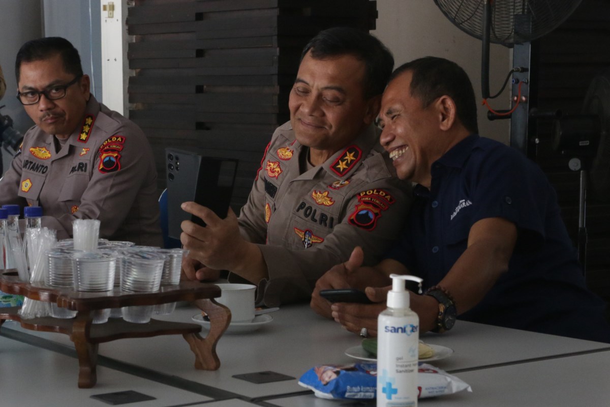 Irjen Pol Ahmad Lutfhi bercengkrama dengan Direktur Jawa Pos Radar Semarang Baehaqi saat berkunjung di kantor Jawa Pos Radar Semarang, Kamis (25/7) lalu. NUR CHAMIM/JAWA POS RADAR SEMARANG