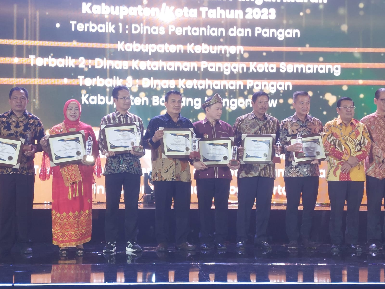 Penghargaan diterima langsung oleh Kepala Dinas Ketahanan Pangan Kota Semarang Endang Sarwiningsih mewakili Wali Kota Semarang Hevearita Gunaryanti Rahayu di Jakarta, Minggu (28/7) malam.